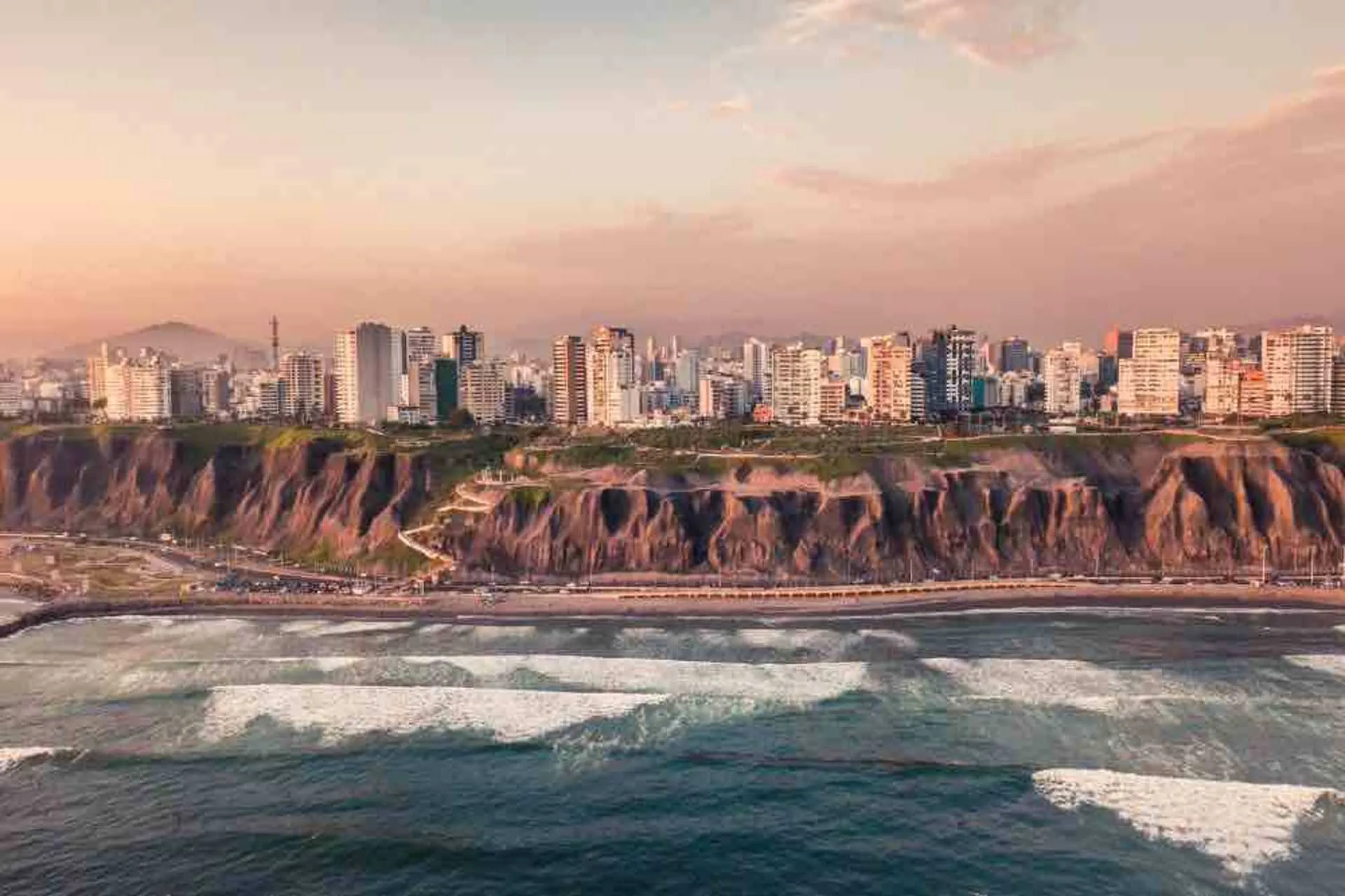 Perú flexibiliza medidas y reabre sus playas